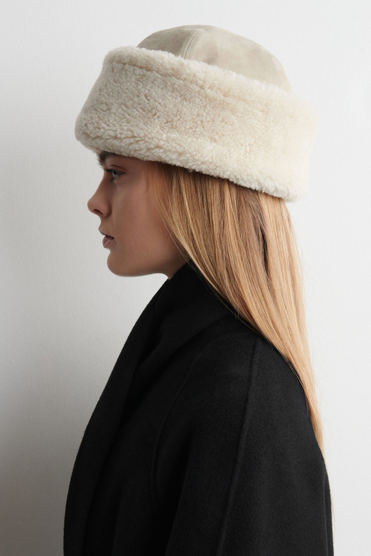 SHEARLING HAT — White dusty light