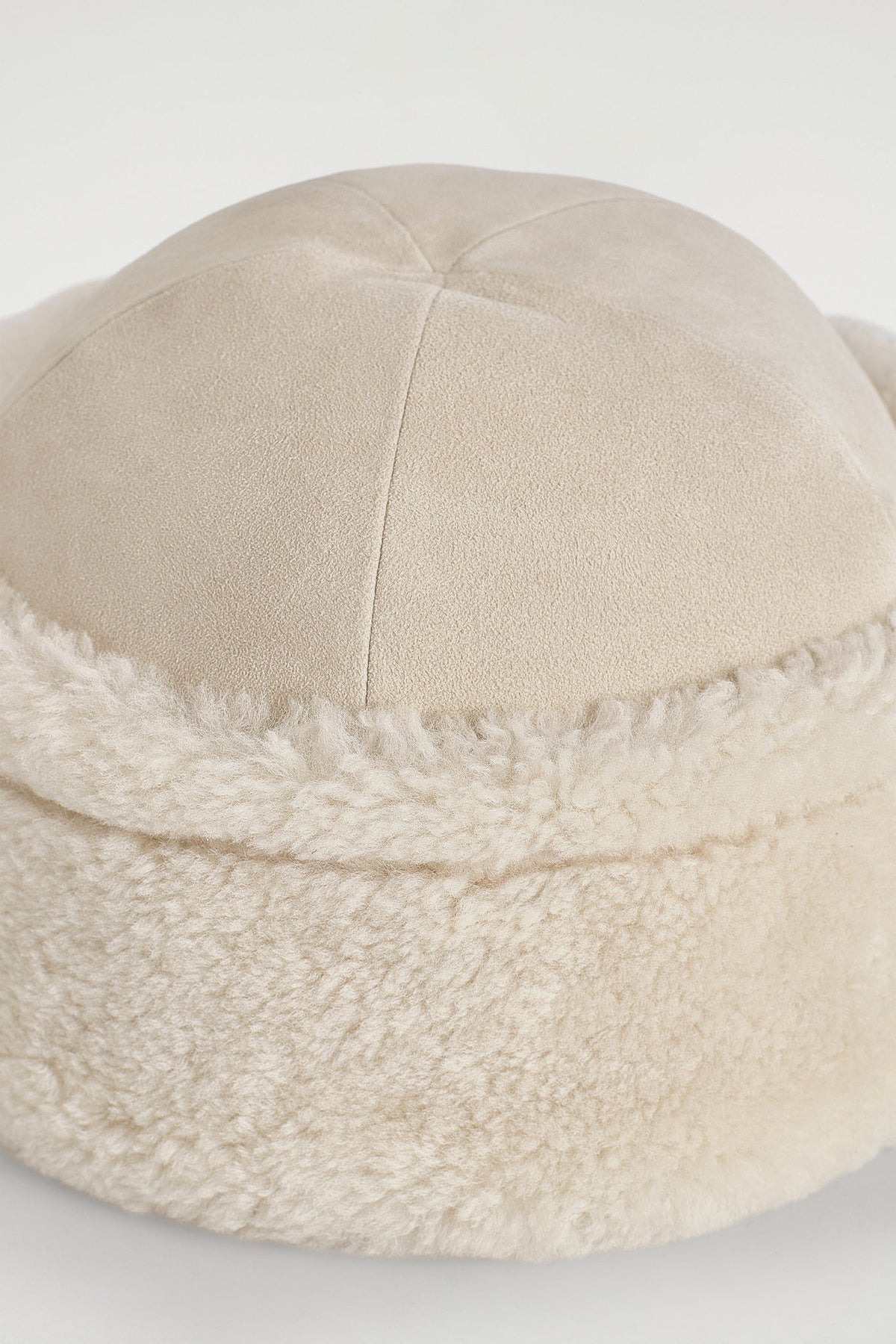 SHEARLING HAT — White dusty light