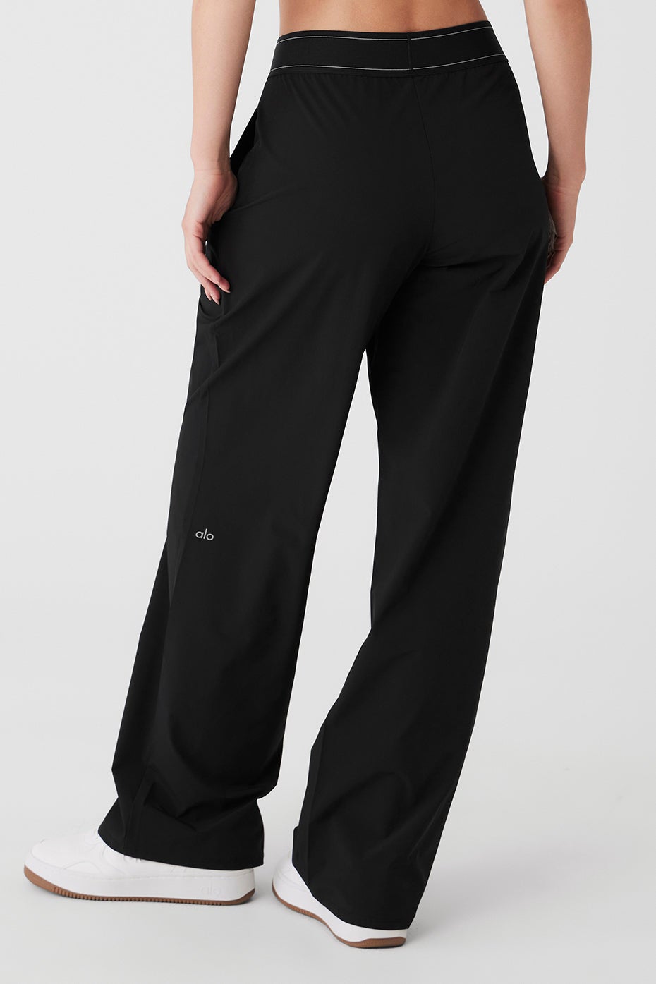新品未使用alo yoga黒パンツSuit Up Trouser アローヨガ黒 Suit Up Trouser (Regular) - Black | ALO