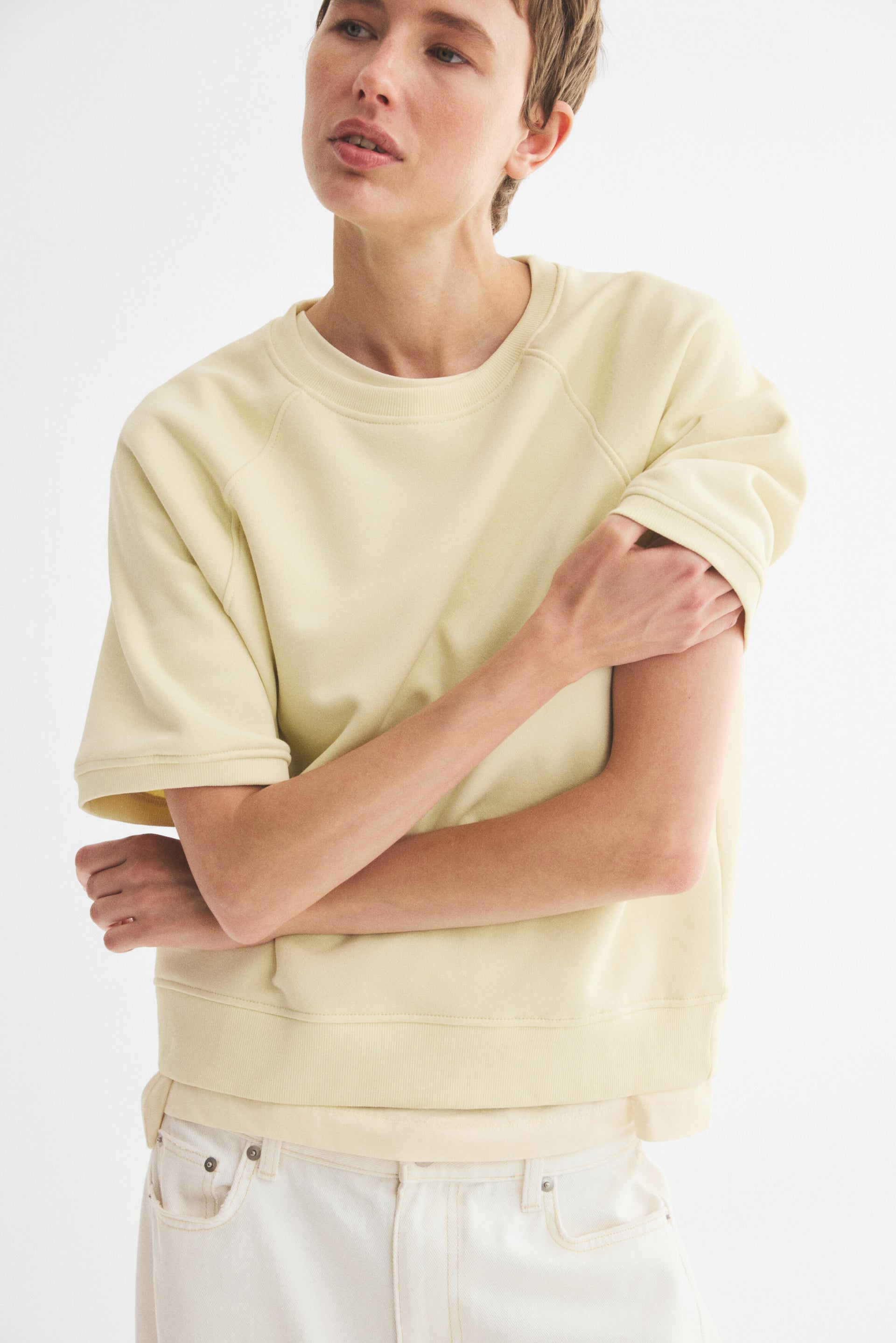 Short-sleeved sweatshirt