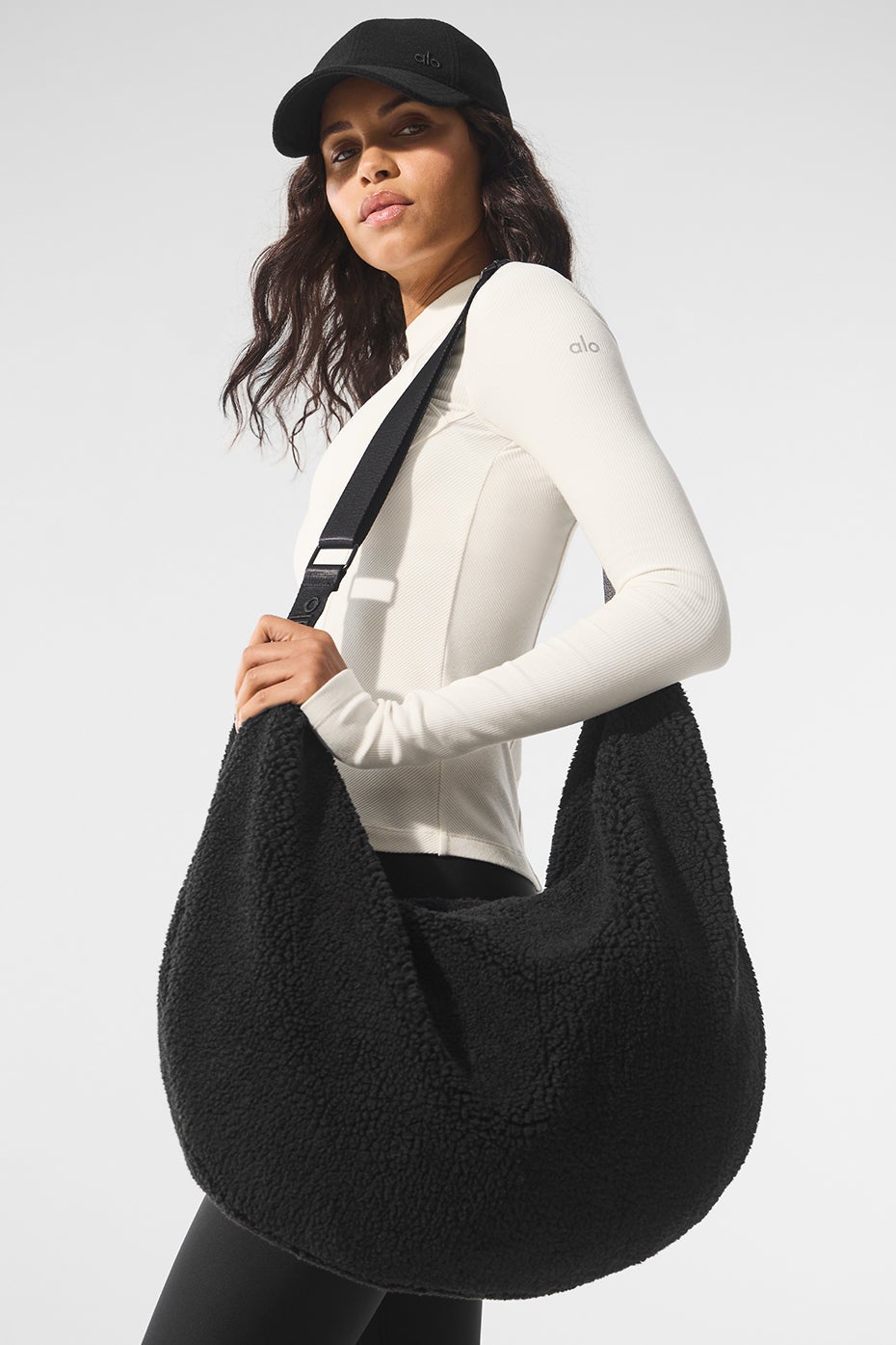 【ALO Yoga】Sherpa Om The Go スリング バッグ 2色 Sherpa Om The Go Sling Bag - Ivory | Alo Yoga