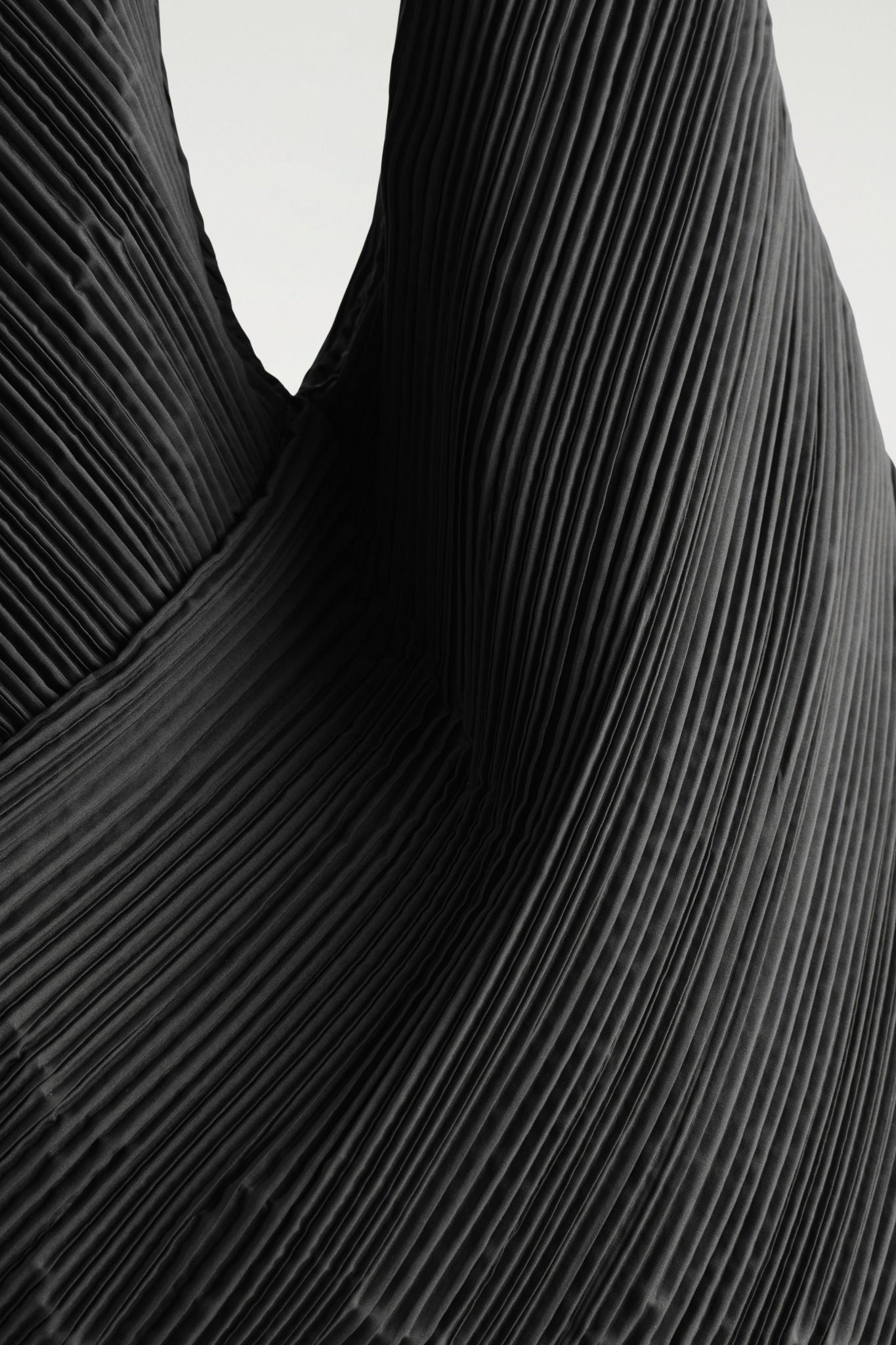 Sculptural Shoulder Bag – Plissé | COS Saudi Arabia