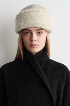 SHEARLING HAT — White dusty light 1