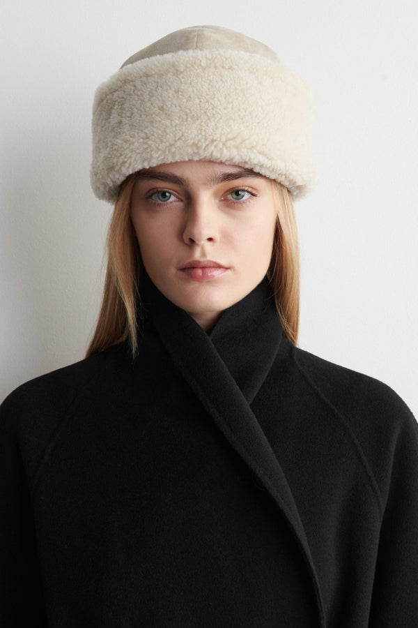 SHEARLING HAT — White dusty light