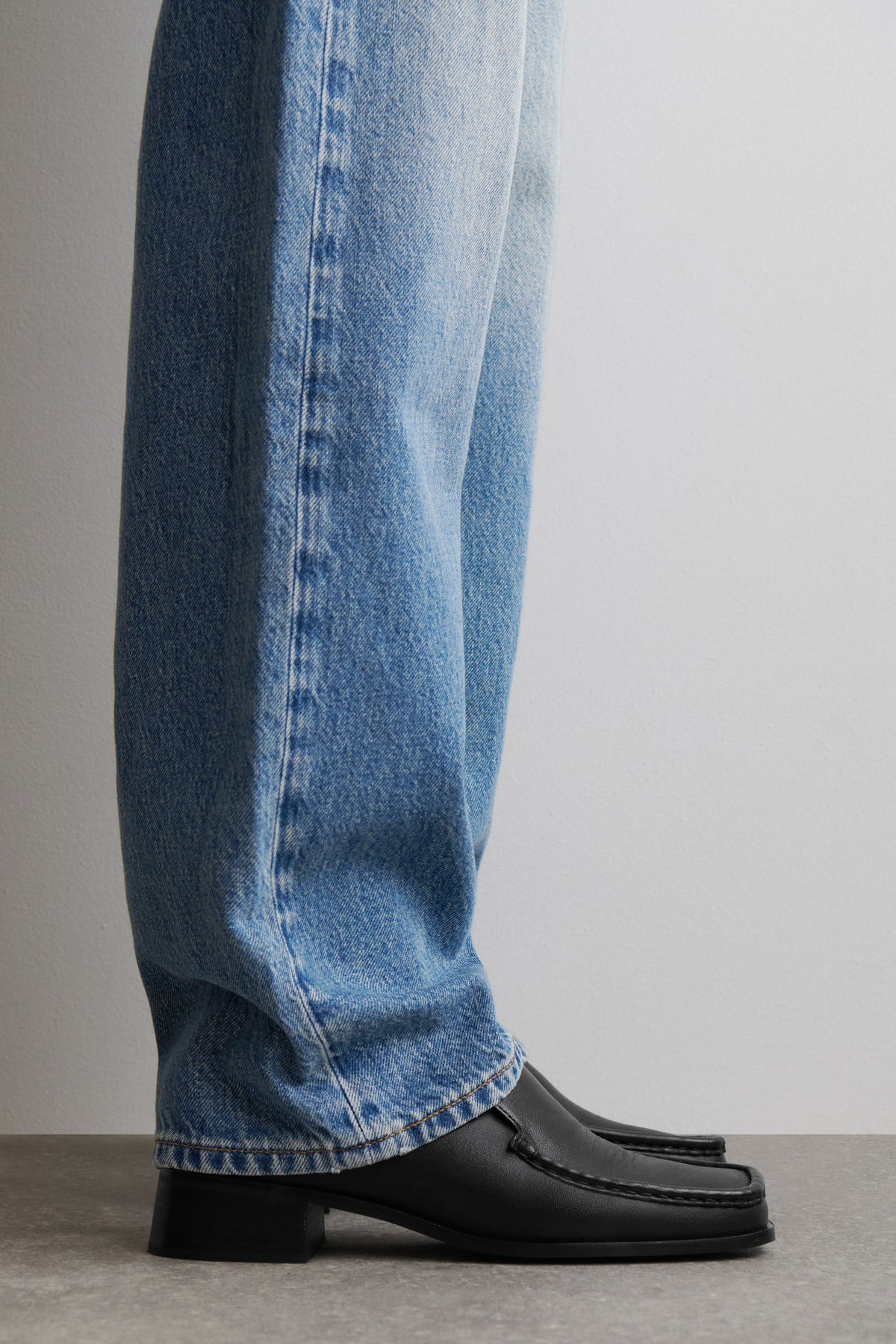 SQUARE-TOE LEATHER HEELED LOAFERS — Black dark