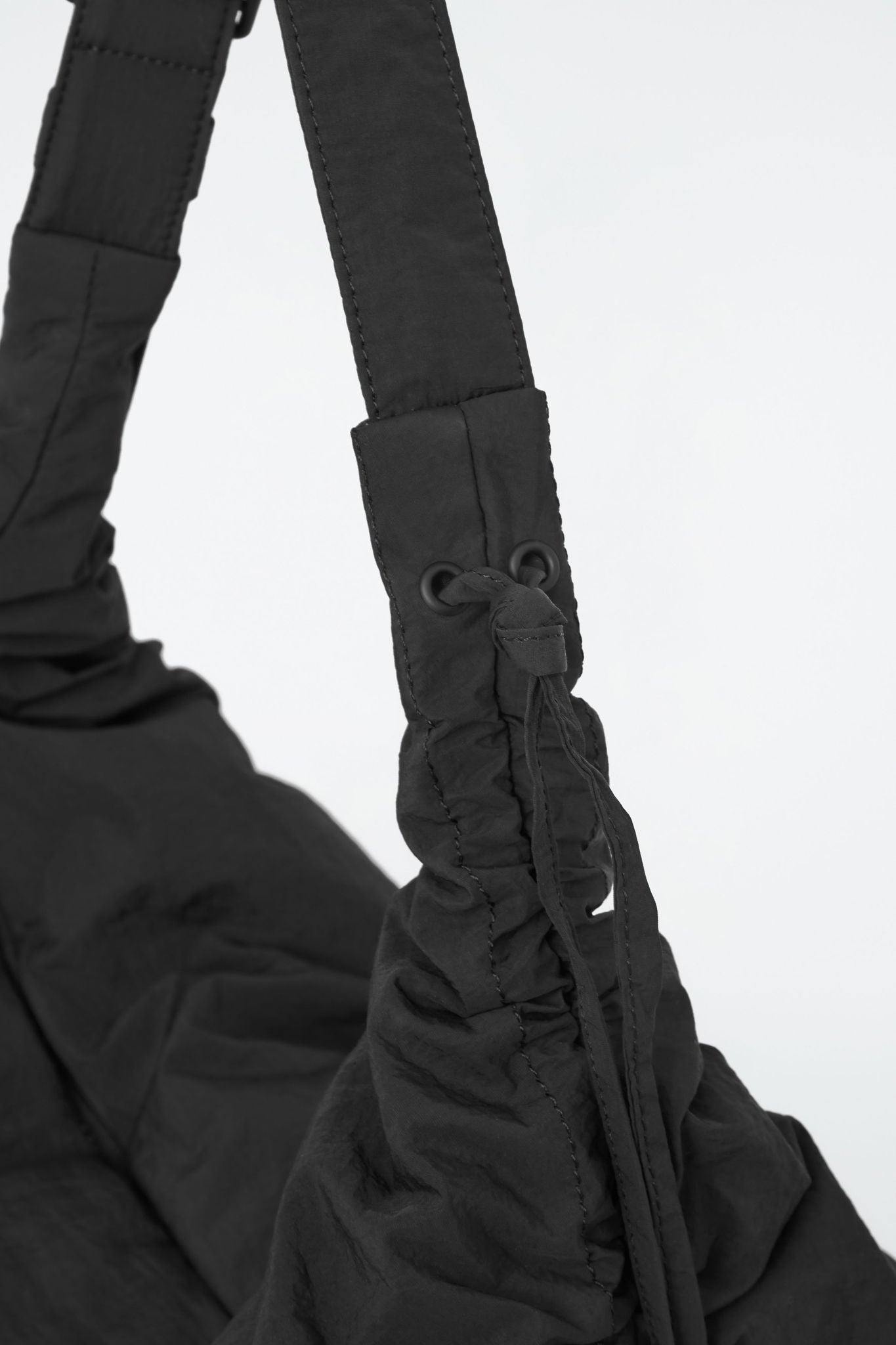 ショルダーバッグ・ポシェット COS Canopy Nylon Oversized Crossbody Bag Black COS】◇新商品◇CANOPY OVERSIZE CROSSBODY BAG◇Black◇ (COS