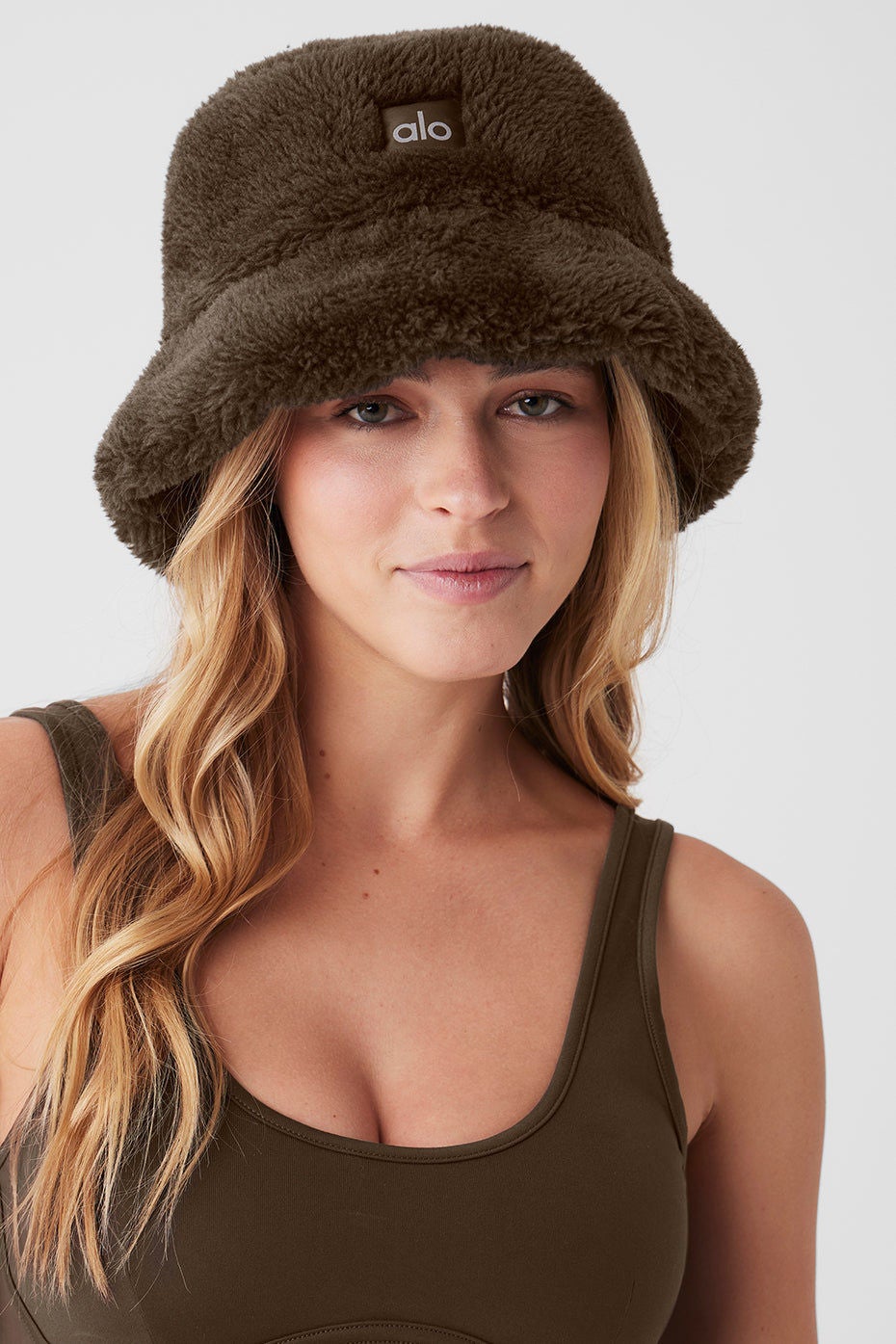 【Alo Yoga】Foxy Sherpa Bucket Hat Foxy Sherpa Bucket Hat - Camel | ALO