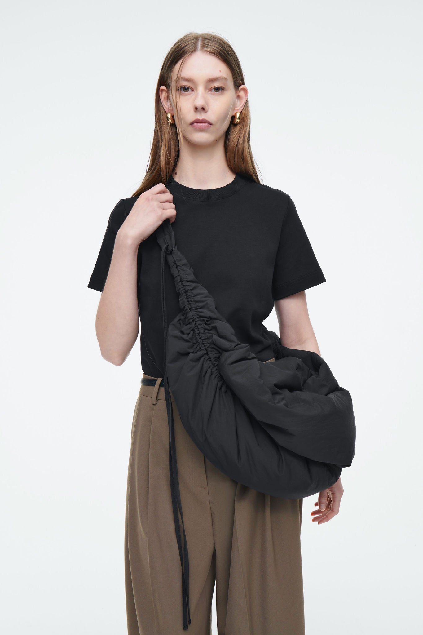 ショルダーバッグ・ポシェット COS Canopy Nylon Oversized Crossbody Bag Black COS】◇新商品◇CANOPY OVERSIZE CROSSBODY BAG◇Black◇ (COS
