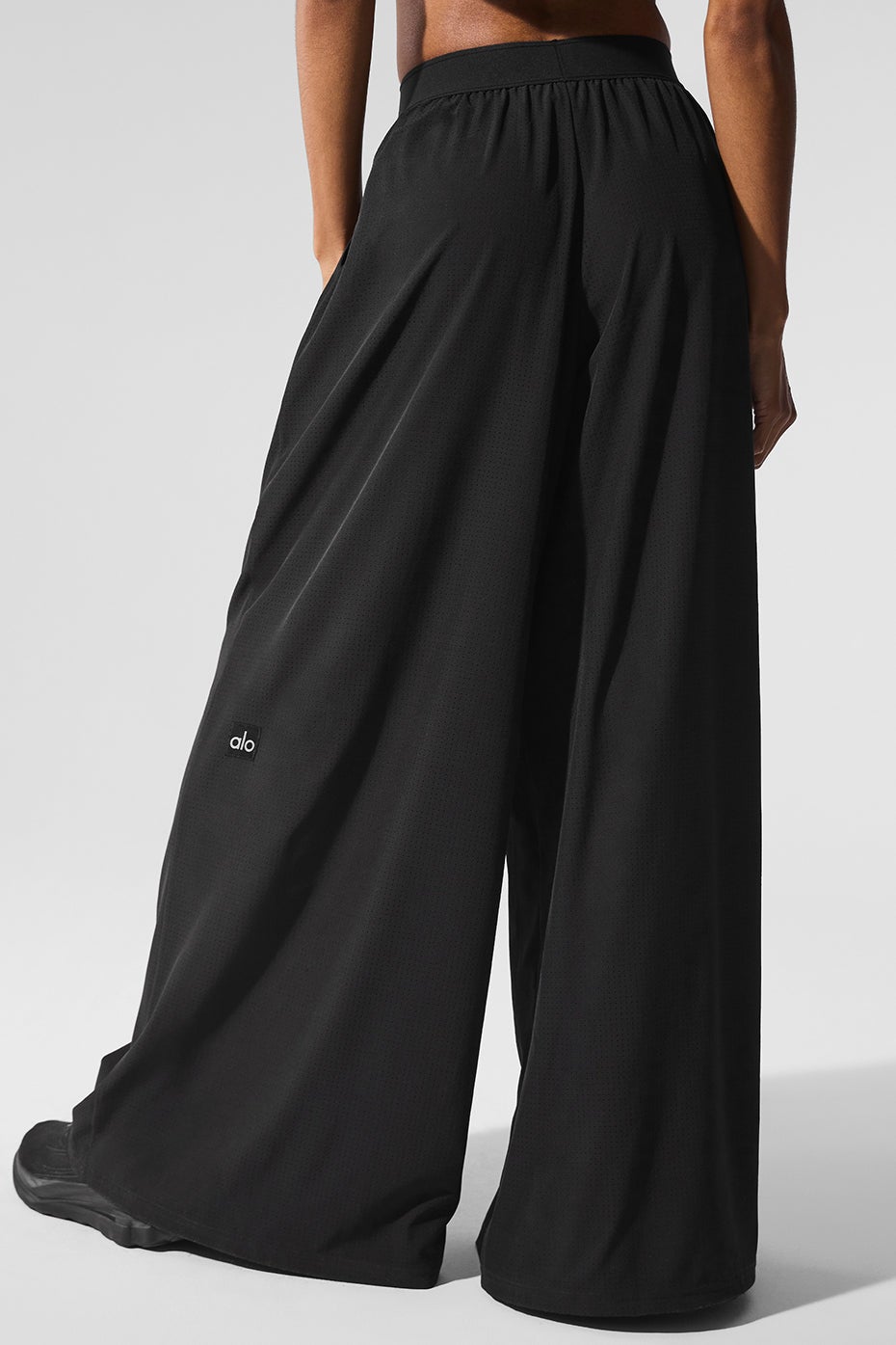 関税負担なし◆ALO Yoga◆Mesh Mirage Trouser ワイドパンツ Mesh Mirage Trouser | Alo Yoga Qatar