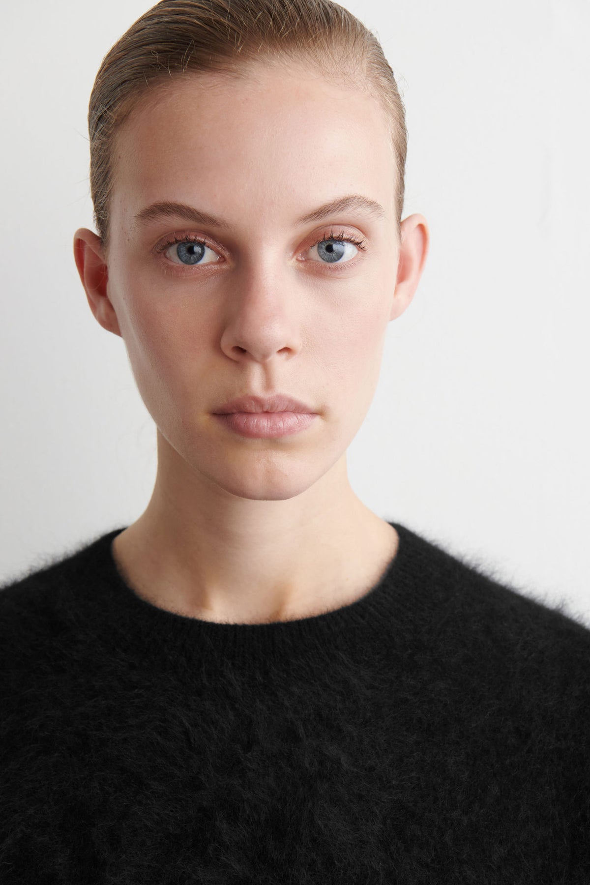 BRUSHED PURE CASHMERE CREW-NECK SWEATER — Black dark