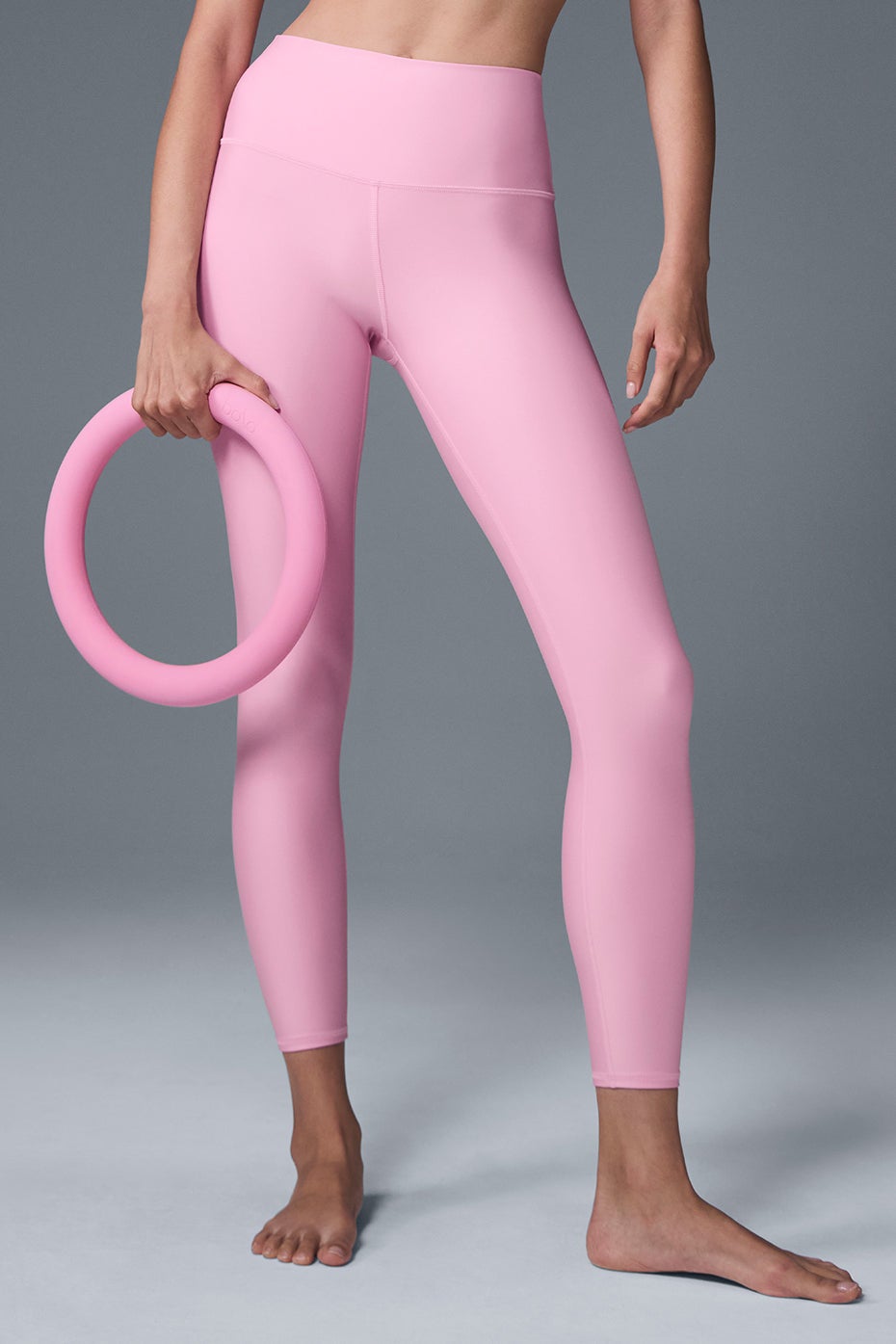 美品 alo yoga ストレッチ クロップド フーディー PINK (M) High-Waist Airlift Legging - Sugarplum Pink | ALO