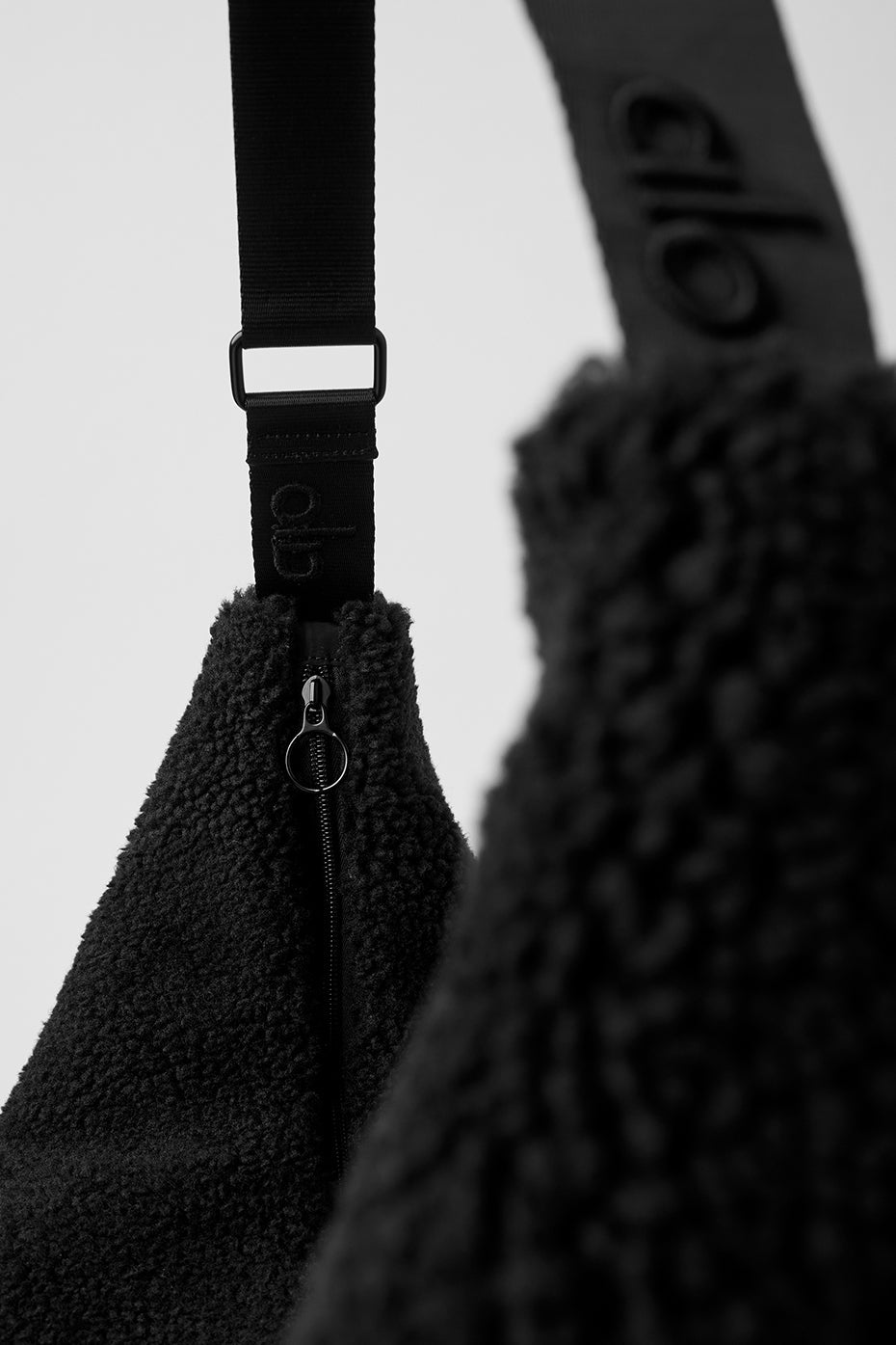 【ALO Yoga】Sherpa Om The Go スリング バッグ 2色 Sherpa Om The Go Sling Bag - Ivory | Alo Yoga