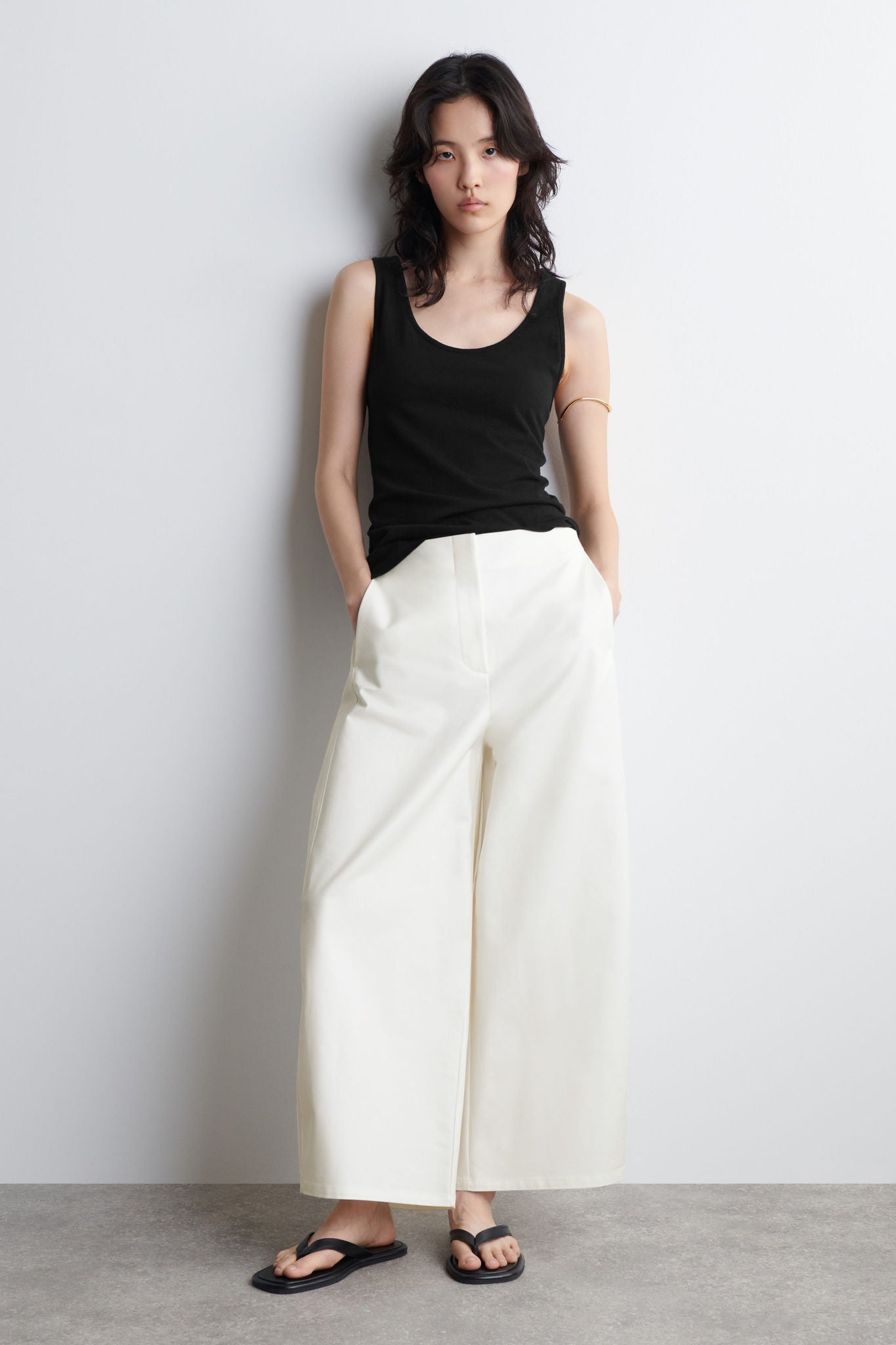 新品未使用完売品【COS】BARREL-LEG COTTON TROUSERS COTTON BARREL-LEG PANTS - WHITE | COS