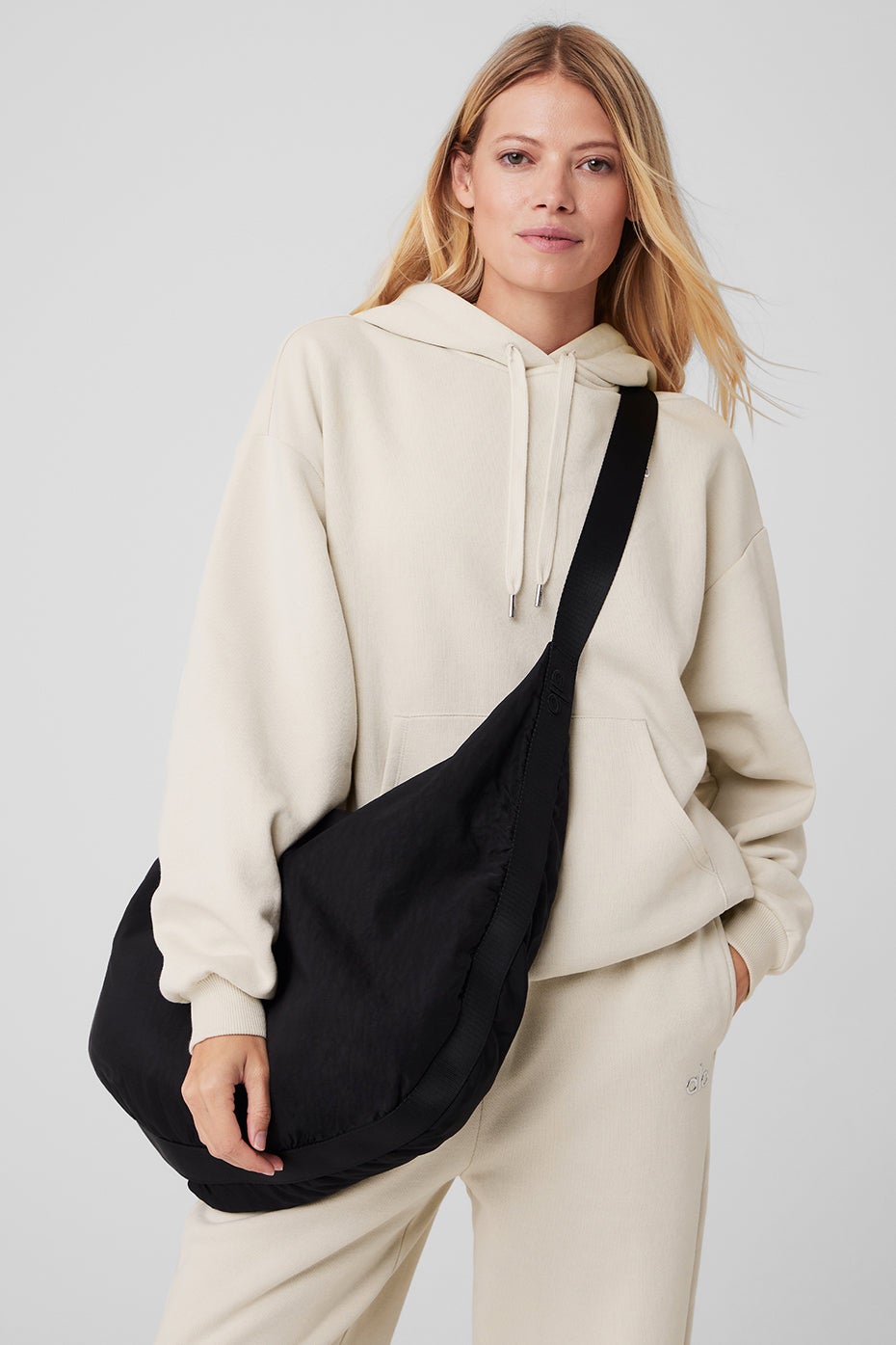 Sherpa Om The Go Sling Bag | Alo Yoga UAE
