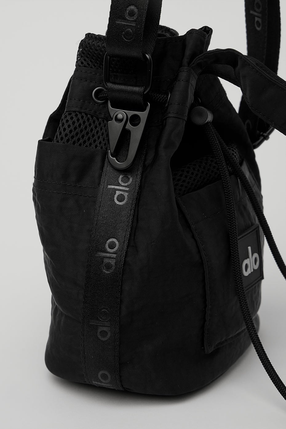 ALO Yoga★Cross Body Bucket Bag ショルダーバック Cross Body Bucket Bag - Black | Alo Yoga