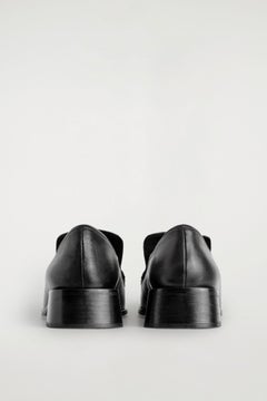 SQUARE-TOE LEATHER HEELED LOAFERS — Black dark 7