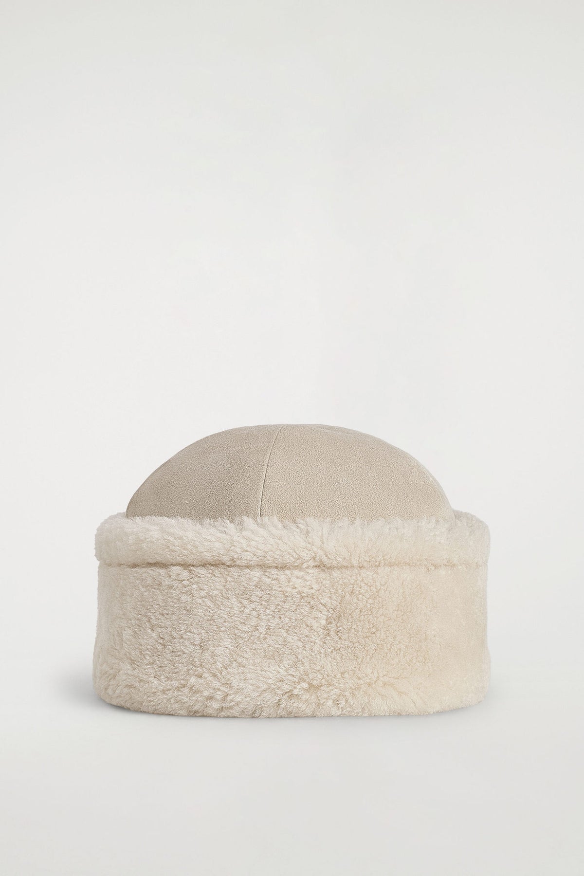 SHEARLING HAT — White dusty light