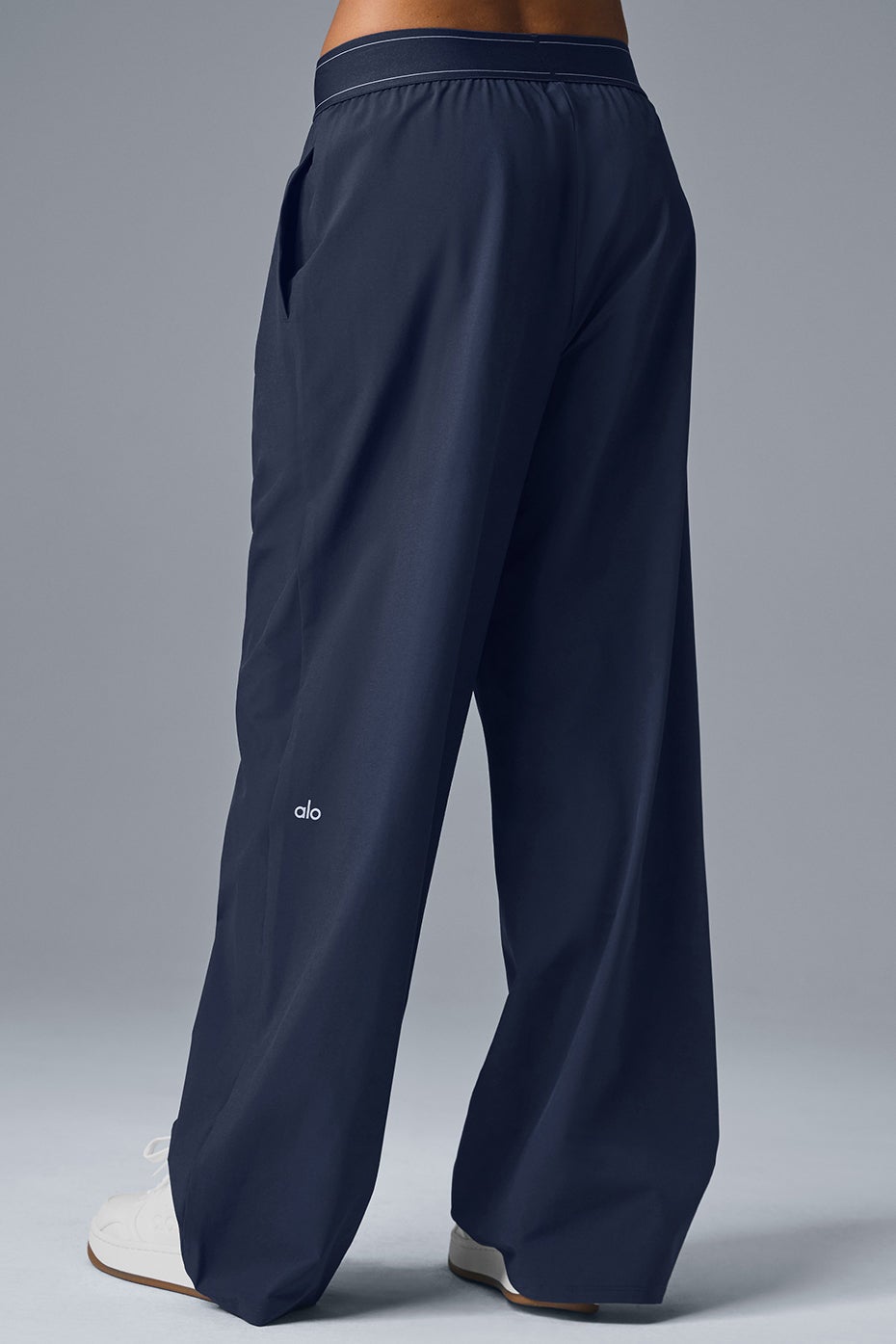 国内在庫・即納可能 Alo Yoga Suit Up Trouser Suit Up Trouser (Regular) - Navy | ALO