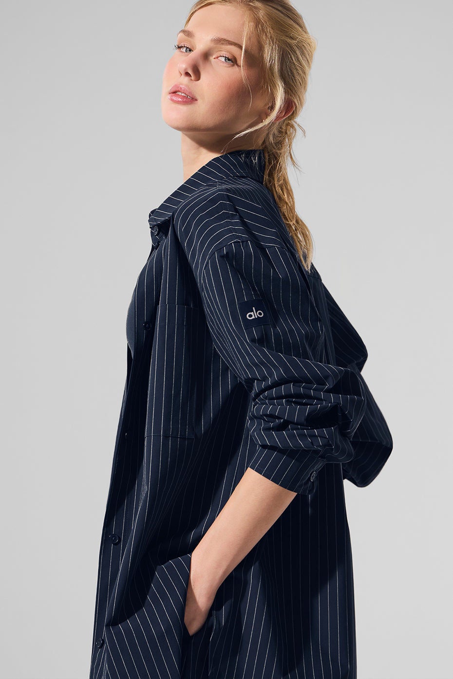 ジャケット [Alo Yoga] Pinstripe Daylight Button Down Long Sleeve Pinstripe Daylight Button Down Long Sleeve - Black/Titanium