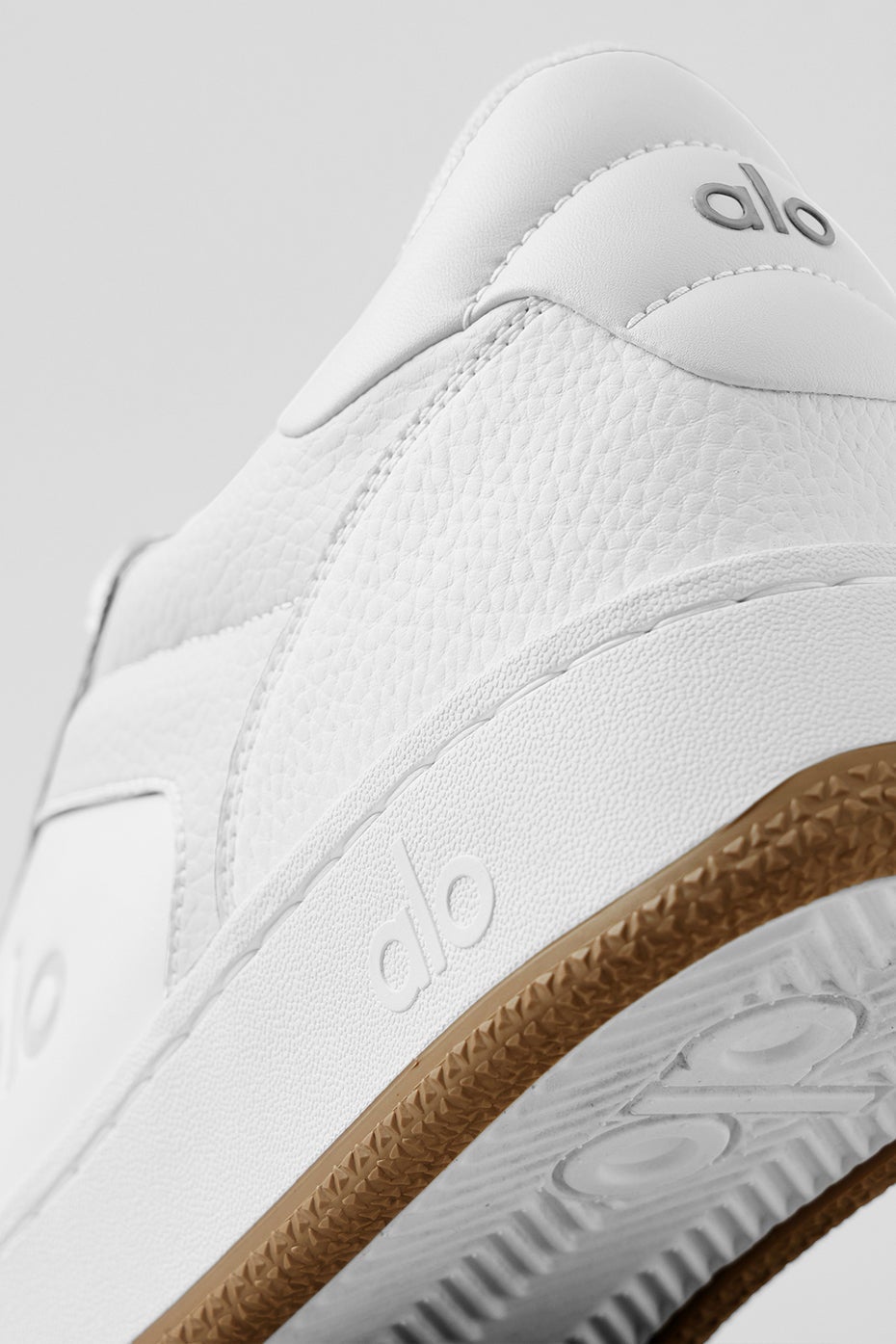 【ALO Yoga】ALO X 01 CLASSIC グレイブルホワイト 海外限定 Alo X 01 Classic White Classic Unisex Sneakers NATURAL WHITE