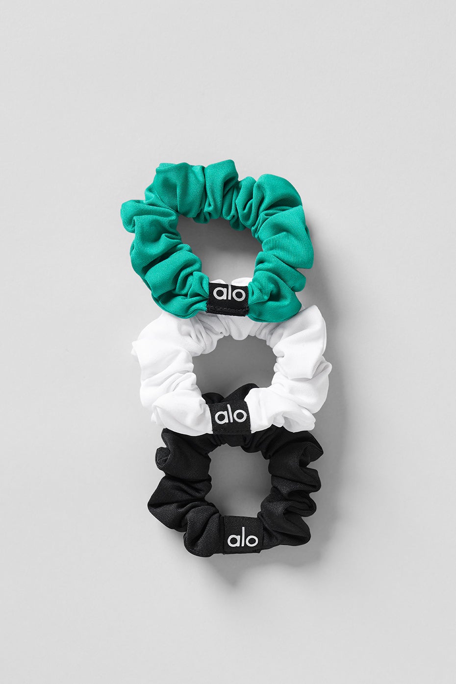 【Alo Yoga】新色 Fresh Mini Scrunchie 3-Pack シュシュ Fresh Mini Scrunchie 3-Pack - Candy Red/Black/White | ALO
