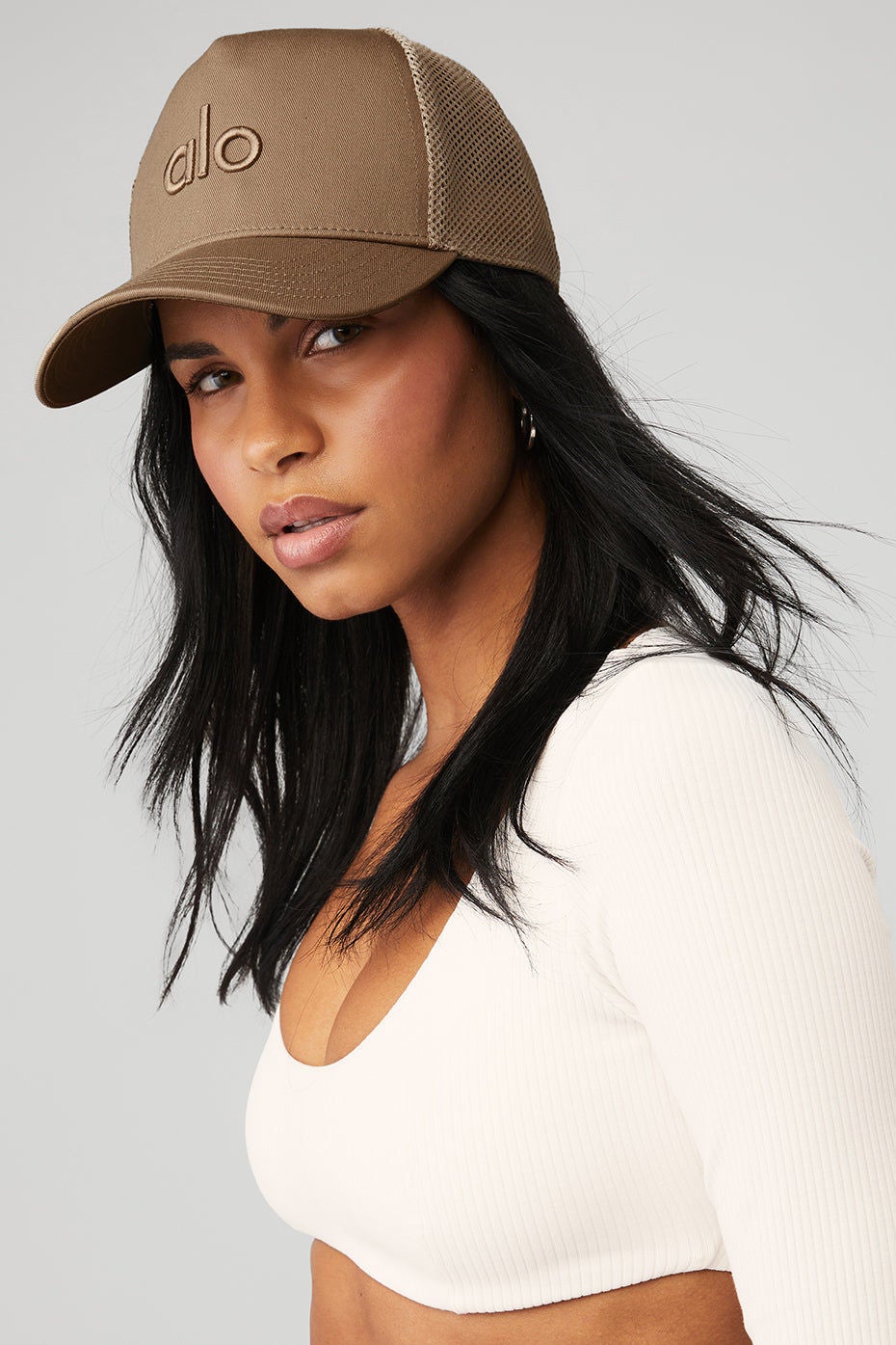 ★alo★ District Trucker Hat ベージュ District Trucker Hat - Gravel | ALO