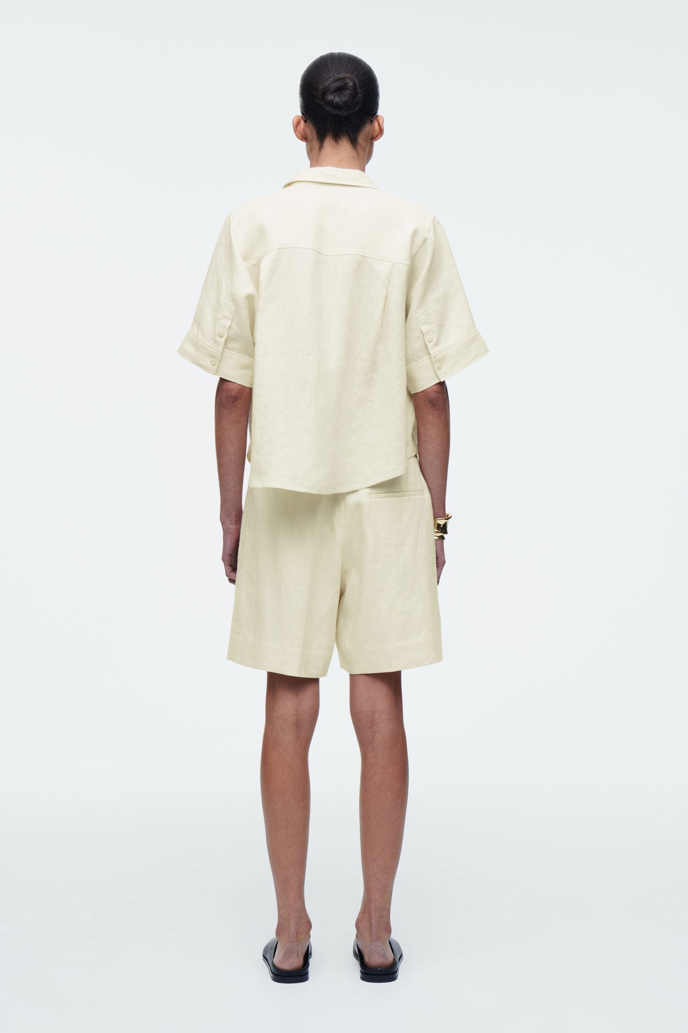 【COZINESS】LINEN BOX SHORT SLEEVE SHIRT Box fit short sleeved linen shirt - Yarndyed - Light feather