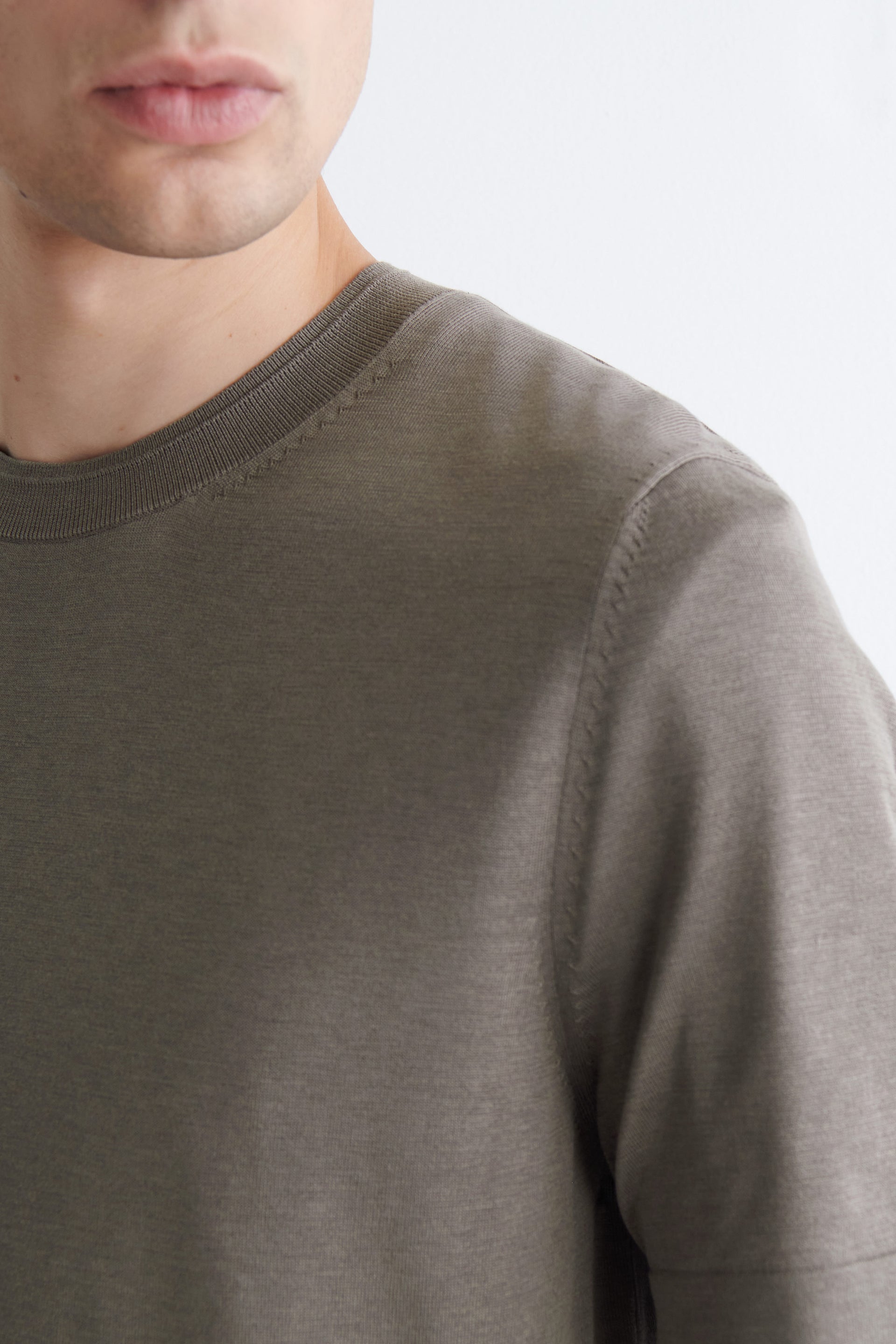 SLIM KNITTED SILK T-SHIRT - GREY-BEIGE | COS